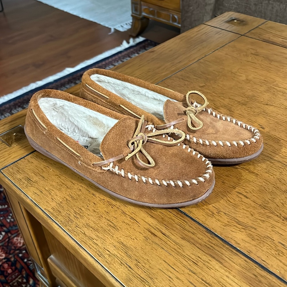 MINNETONKA
PILE LINED HARD MOCCASIN SLIPPER
